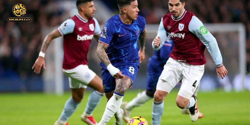 West Ham United đối mặt với thử thách cực đại khi phải làm khách trước người hàng xóm đang thăng hoa